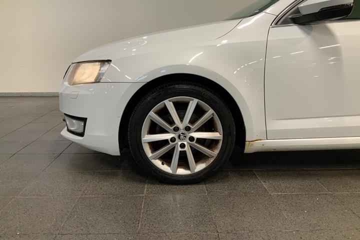 Hvid Skoda Octavia fra 2015