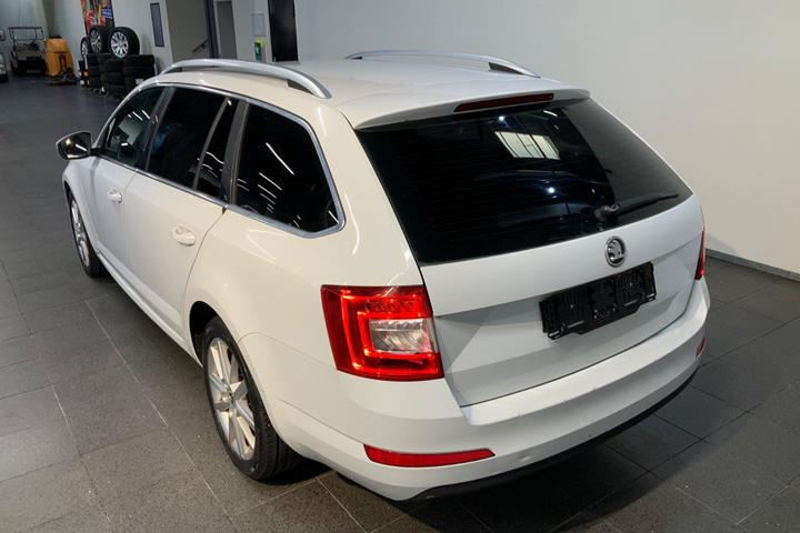 Hvid Skoda Octavia fra 2015
