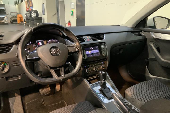 Hvid Skoda Octavia fra 2015