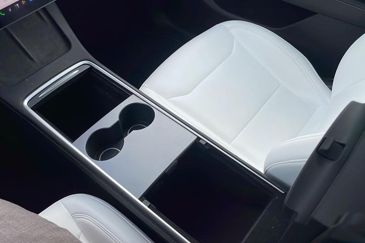 Lilla Tesla Model Y fra 2024