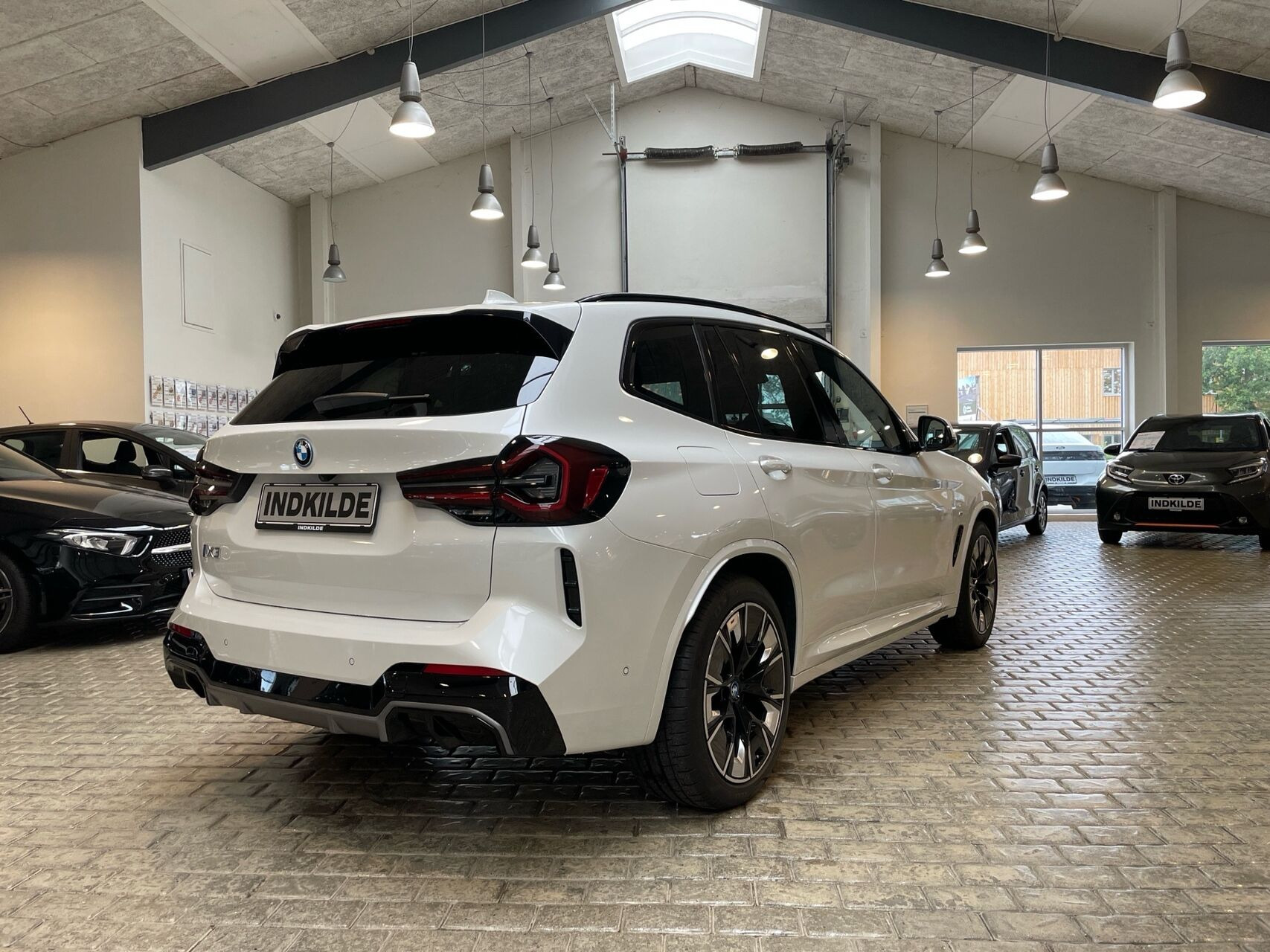 Hvid BMW iX3 fra 2023