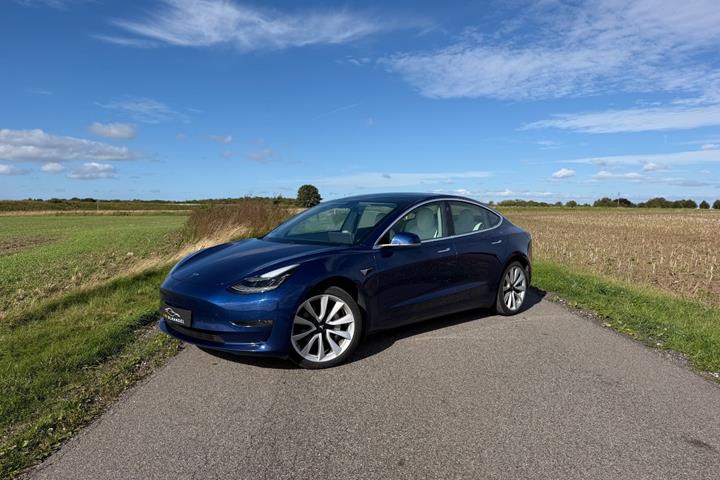 Blå Tesla Model 3 fra 2020