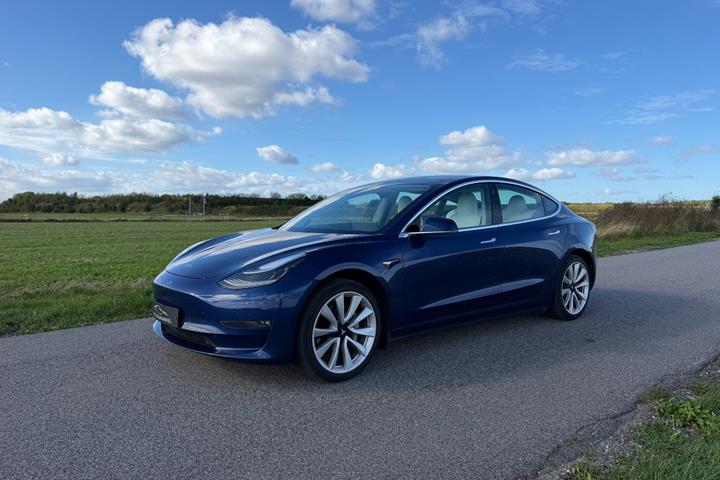 Blå Tesla Model 3 fra 2020