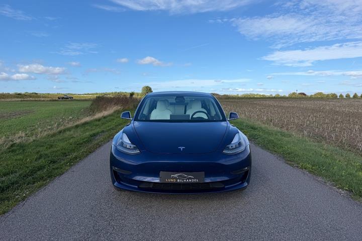 Blå Tesla Model 3 fra 2020