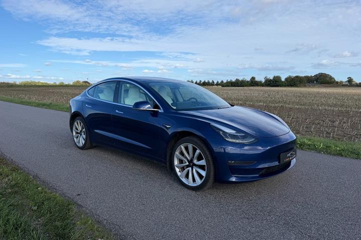 Blå Tesla Model 3 fra 2020