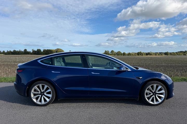 Blå Tesla Model 3 fra 2020