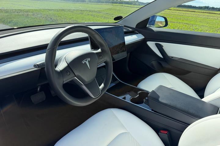 Blå Tesla Model 3 fra 2020