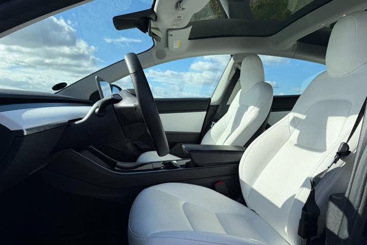 Blå Tesla Model 3 fra 2020