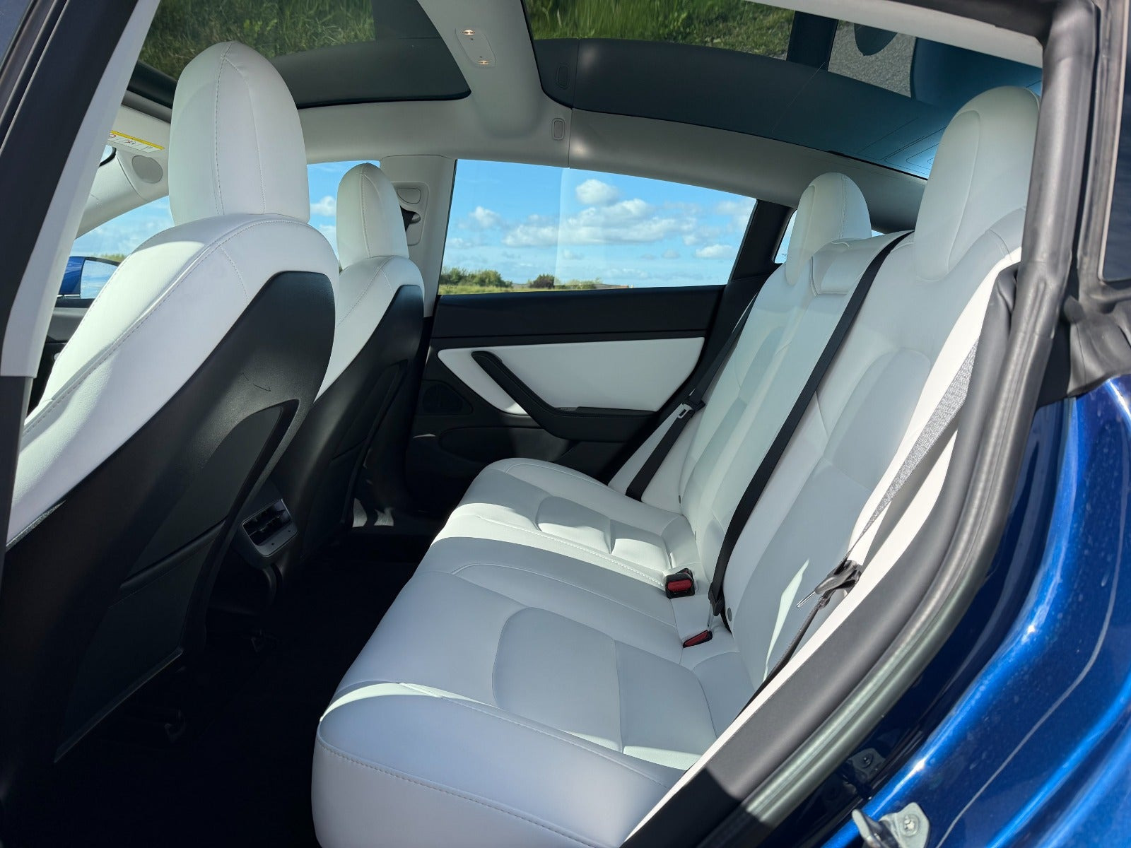 Blå Tesla Model 3 fra 2020