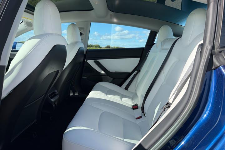 Blå Tesla Model 3 fra 2020