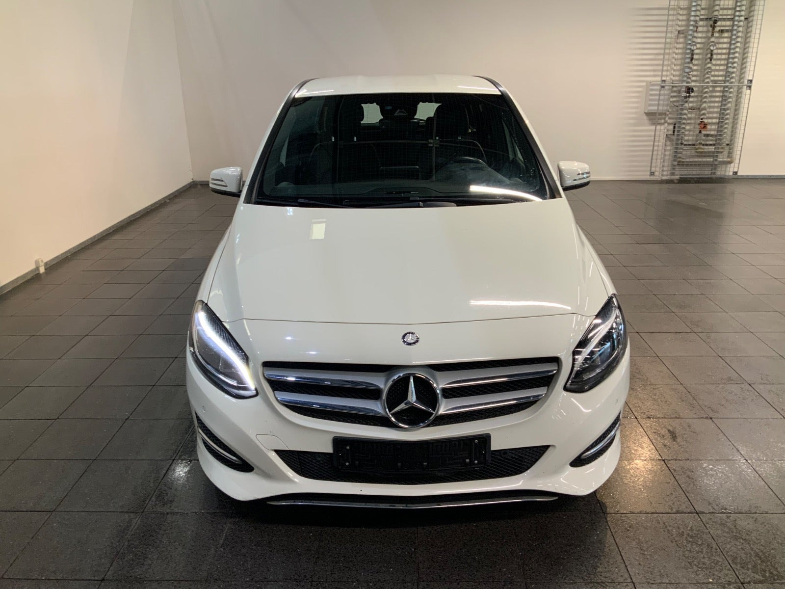 Hvid Mercedes B180 d fra 2016