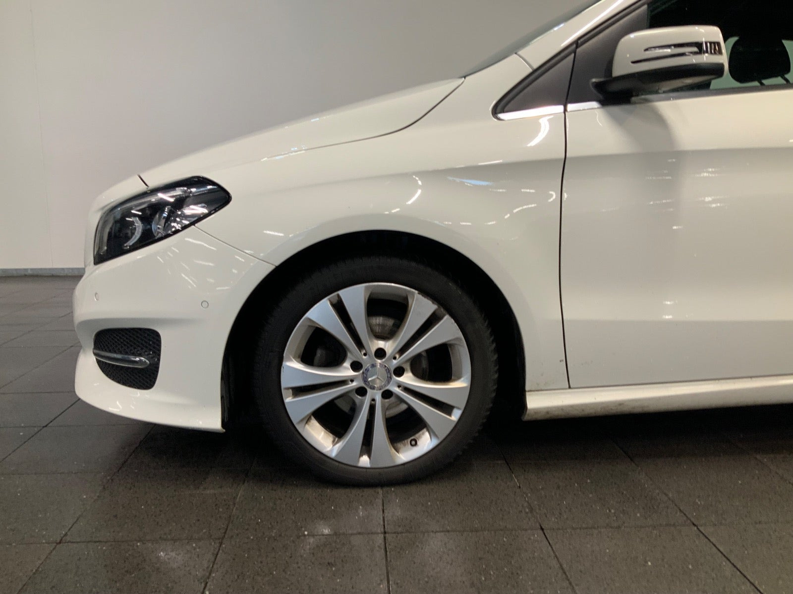 Hvid Mercedes B180 d fra 2016