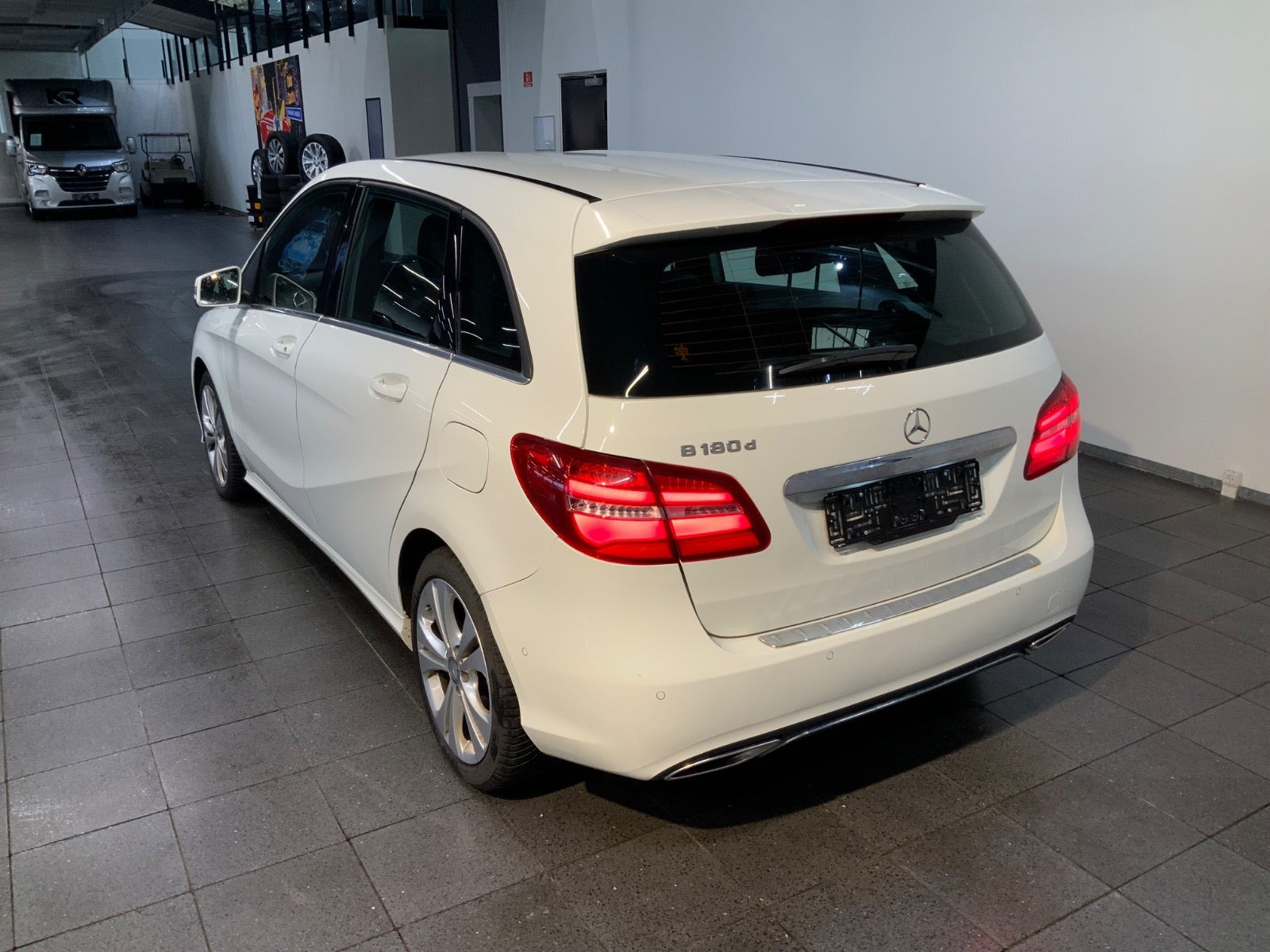 Hvid Mercedes B180 d fra 2016