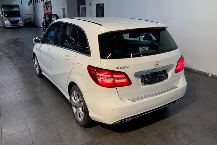 Hvid Mercedes B180 d fra 2016