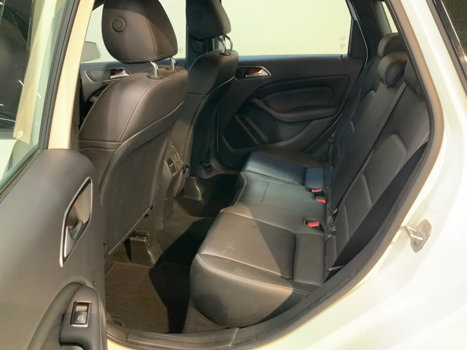 Hvid Mercedes B180 d fra 2016