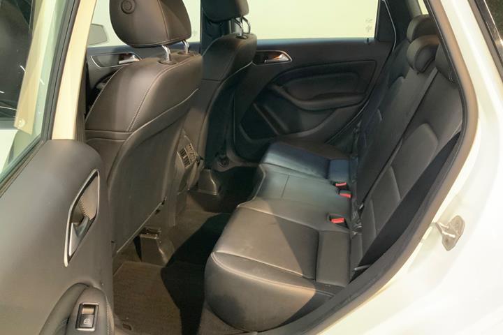 Hvid Mercedes B180 d fra 2016