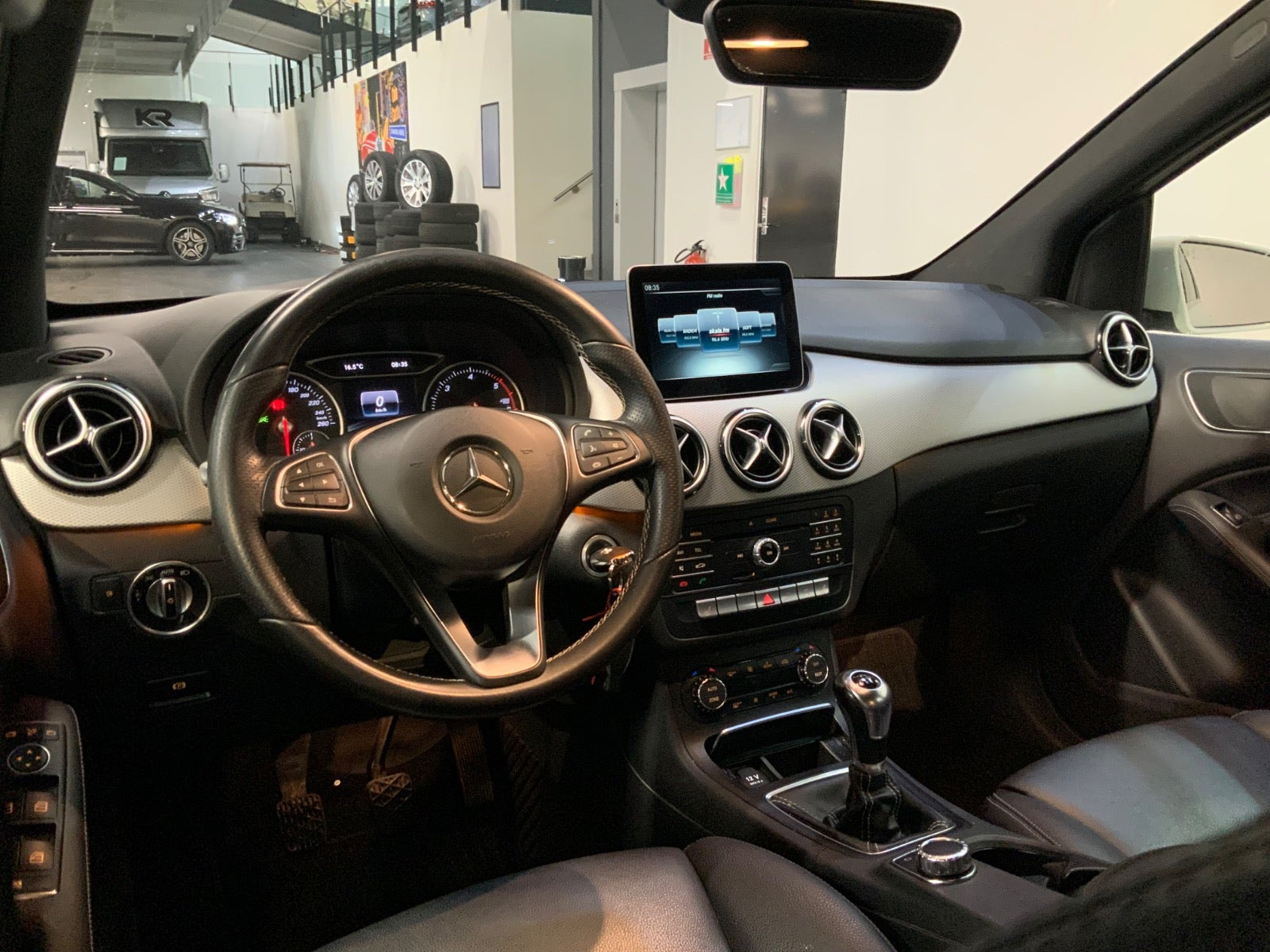 Hvid Mercedes B180 d fra 2016