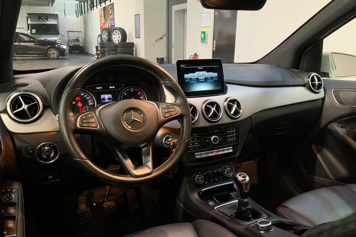 Hvid Mercedes B180 d fra 2016
