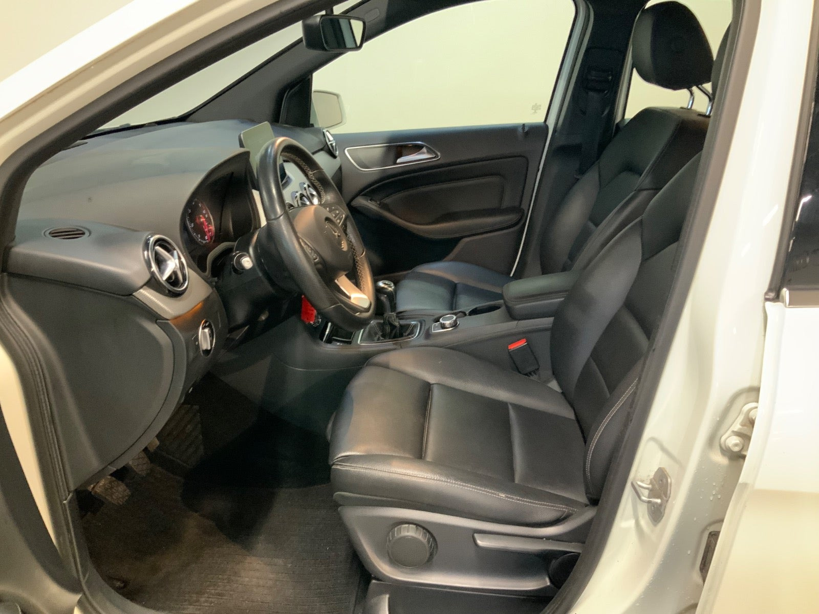 Hvid Mercedes B180 d fra 2016