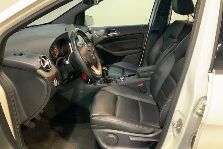 Hvid Mercedes B180 d fra 2016