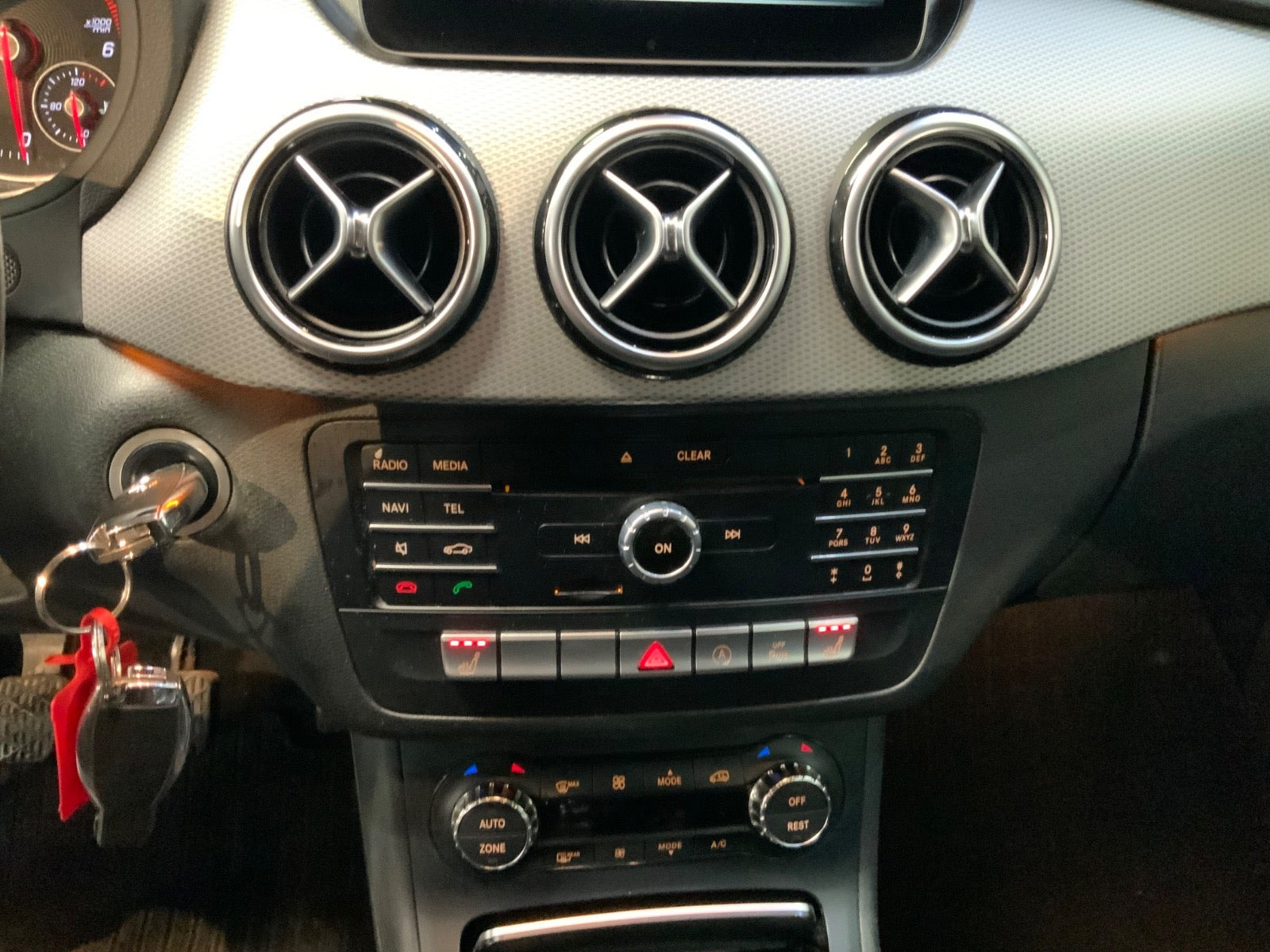 Hvid Mercedes B180 d fra 2016