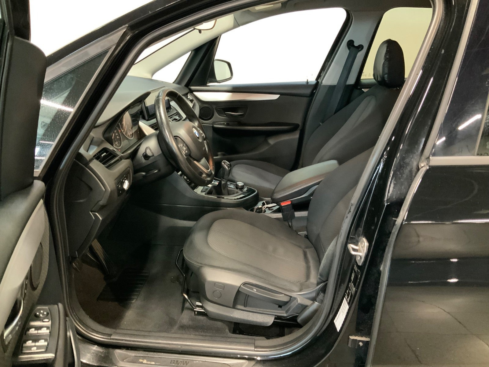 Sort BMW 218d fra 2016