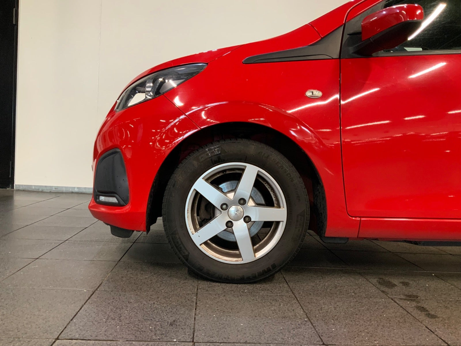 Rød Peugeot 108 fra 2014