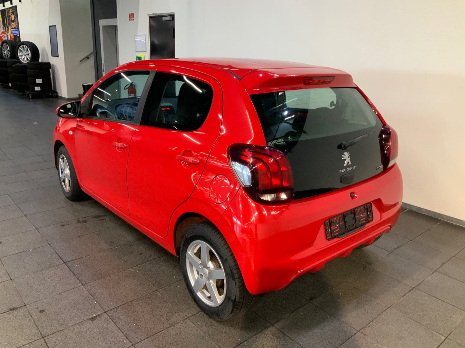 Rød Peugeot 108 fra 2014