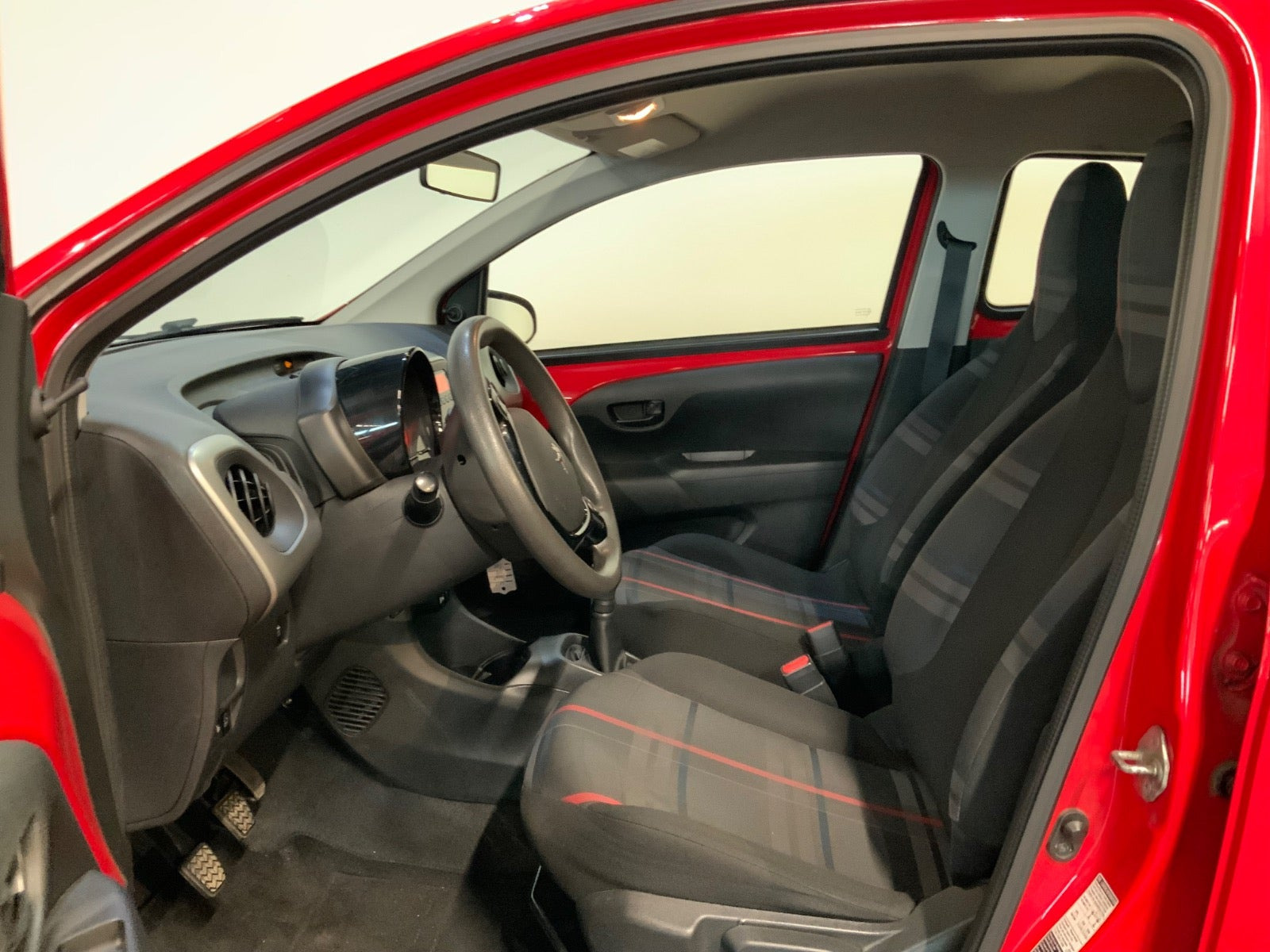 Rød Peugeot 108 fra 2014