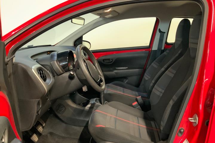 Rød Peugeot 108 fra 2014