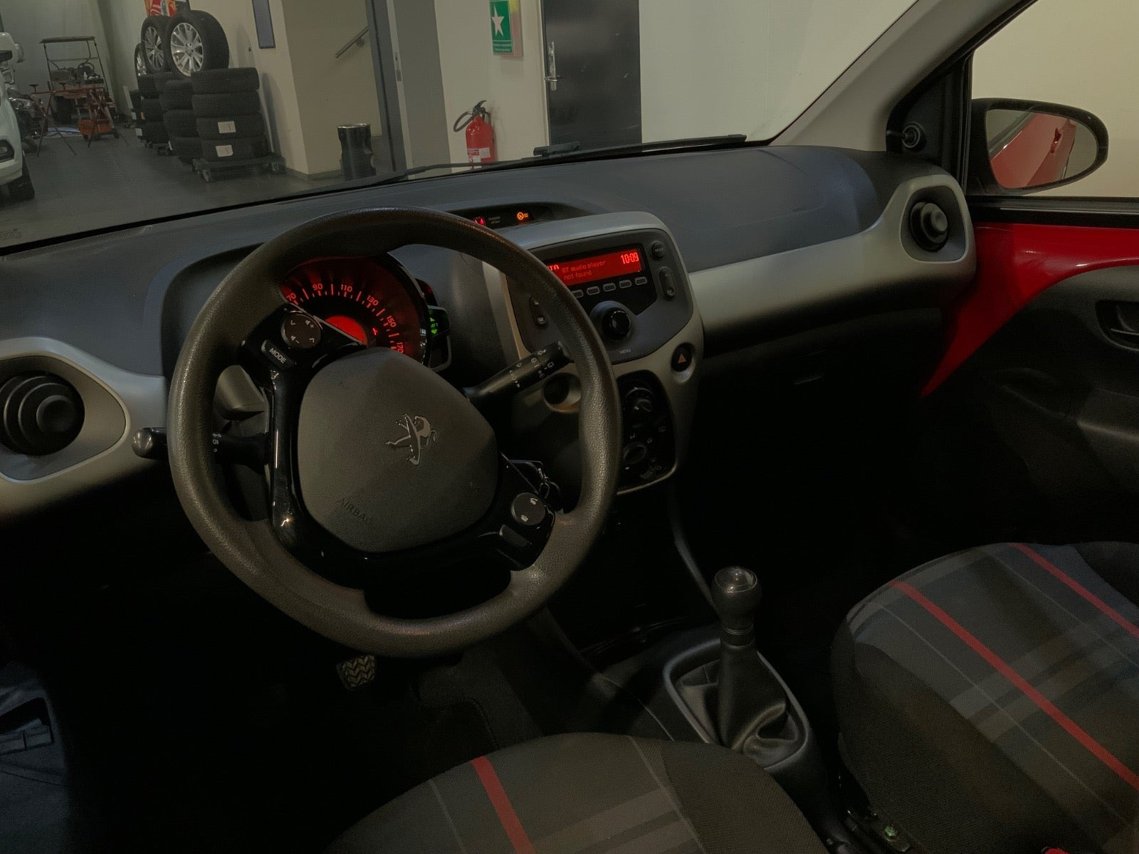 Rød Peugeot 108 fra 2014