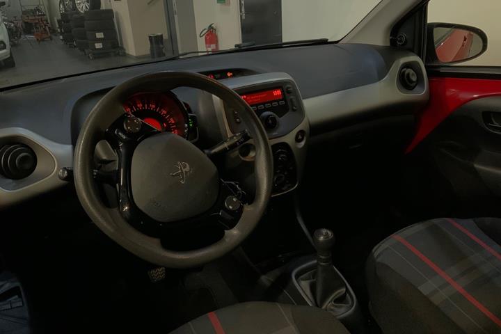 Rød Peugeot 108 fra 2014