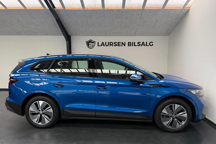 Blå Skoda Enyaq fra 2023