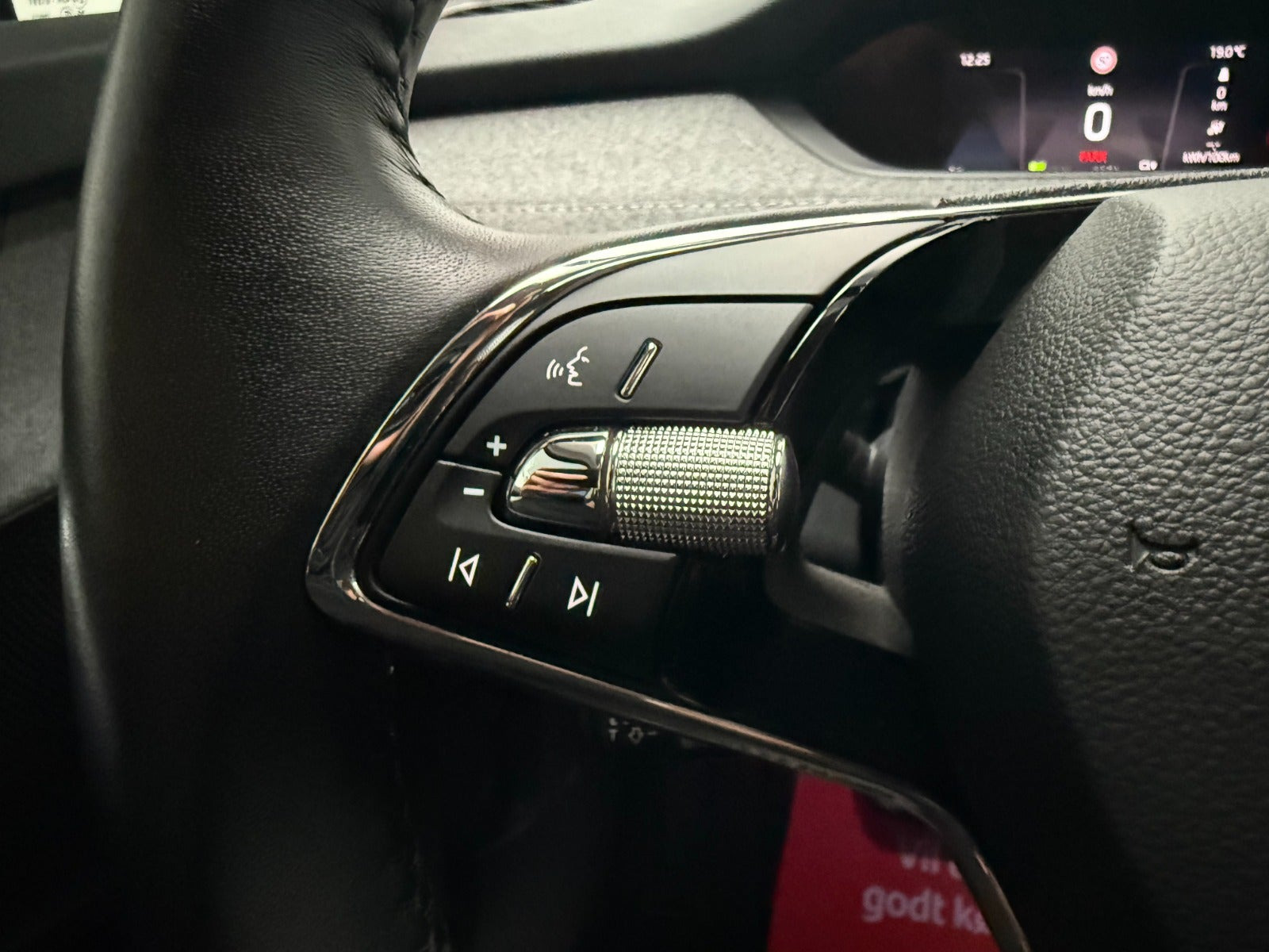 Blå Skoda Enyaq fra 2023