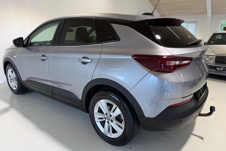 Grå Opel Grandland X fra 2018