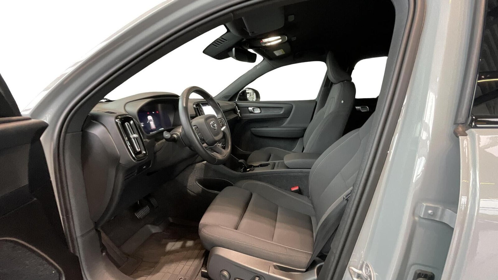 Grå Volvo EX40 fra 2025