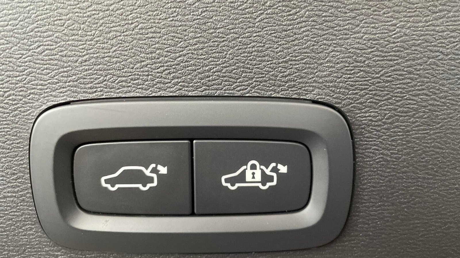 Grå Volvo EX40 fra 2025