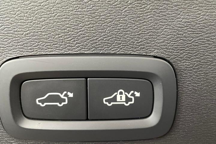 Grå Volvo EX40 fra 2025