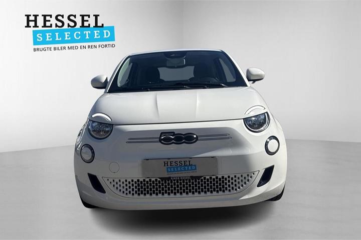 Hvid Fiat 500e fra 2023