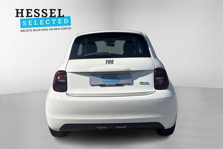 Hvid Fiat 500e fra 2023