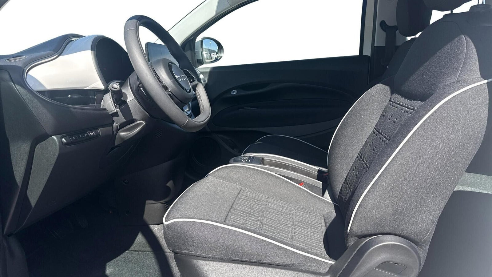Hvid Fiat 500e fra 2023