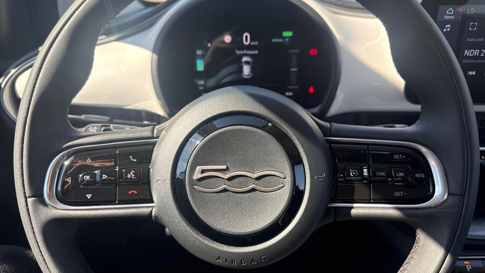 Hvid Fiat 500e fra 2023