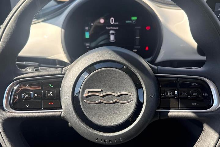 Hvid Fiat 500e fra 2023