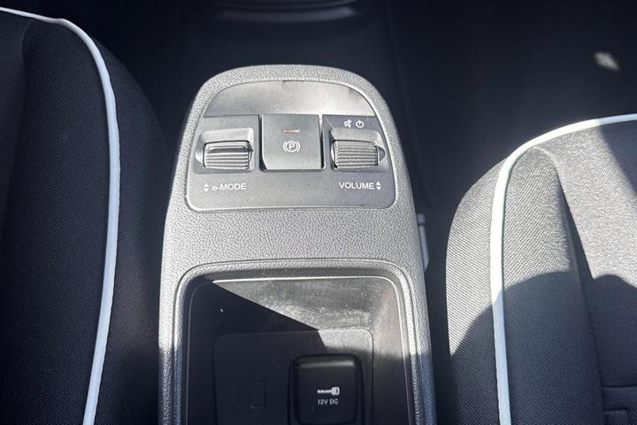 Hvid Fiat 500e fra 2023