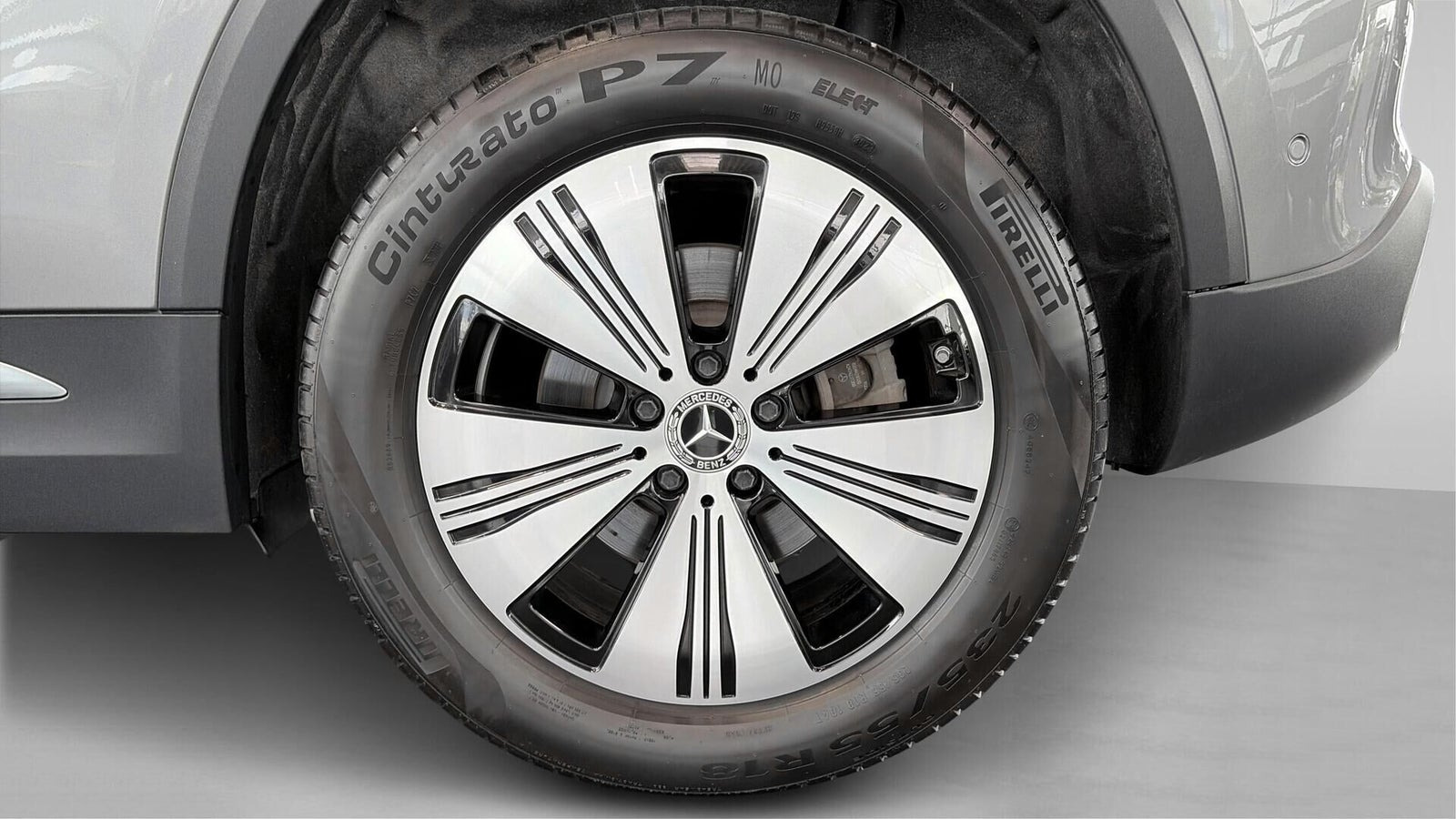Grå Mercedes EQA250+ fra 2023