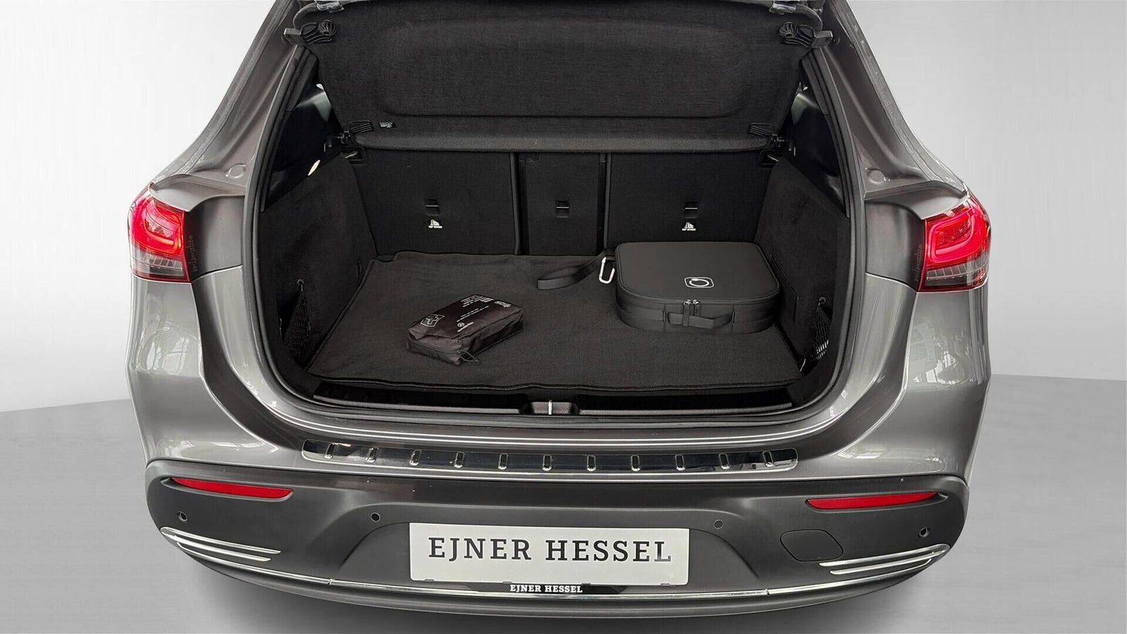 Grå Mercedes EQA250+ fra 2023