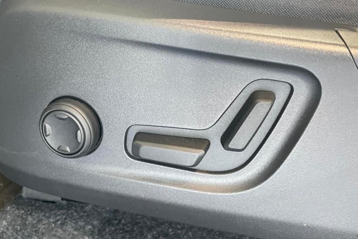 Grå Volvo EX40 fra 2024