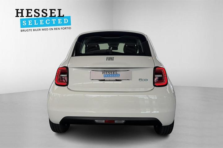 Hvid Fiat 500e fra 2023