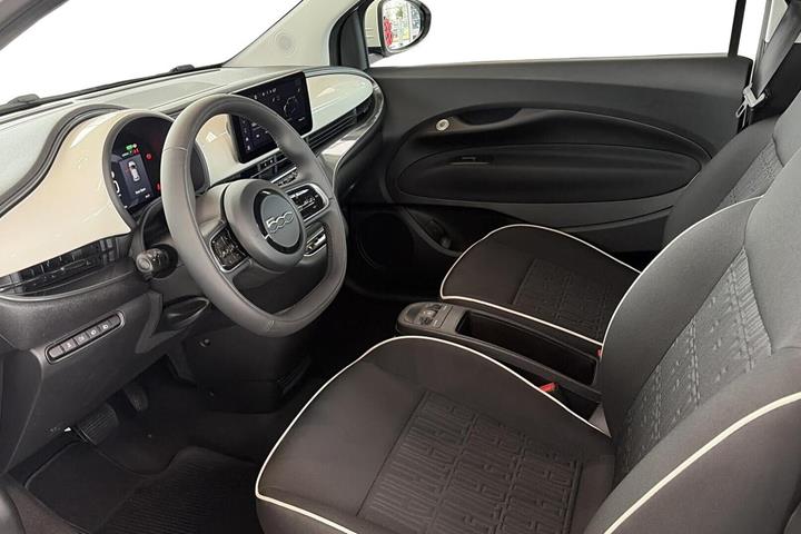 Hvid Fiat 500e fra 2023