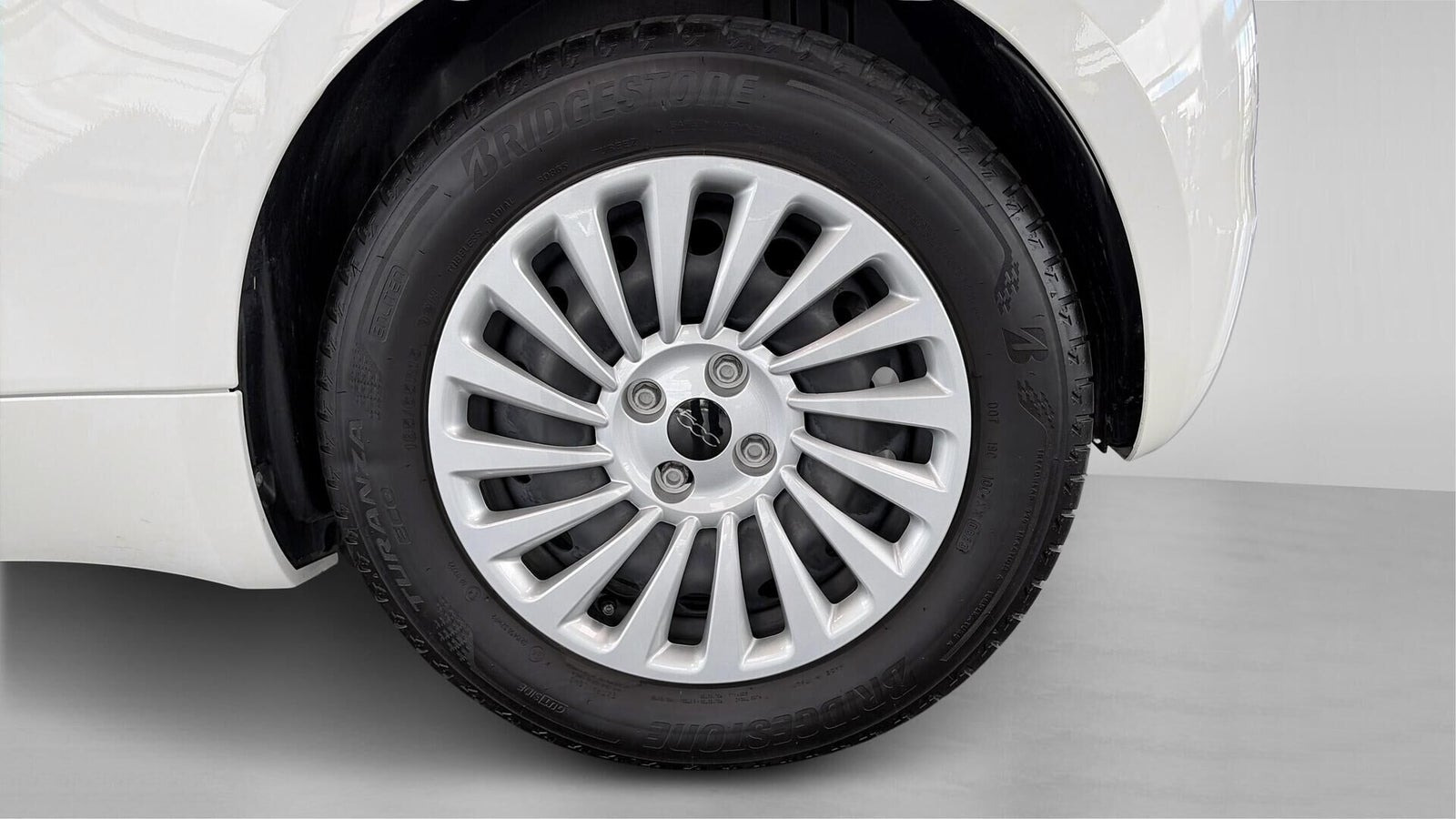 Hvid Fiat 500e fra 2023